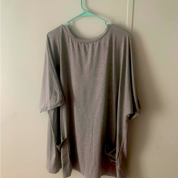 Gray 3xl top with pockets never worn. - Picture 1 of 1